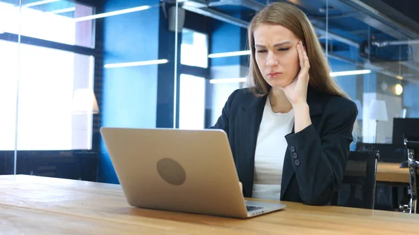 Mujer tensa pensando y trabajando en el ordenador portátil — Foto de Stock