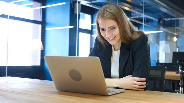 Video chat online sul lavoro, Guardando nel computer portatile — Foto Stock