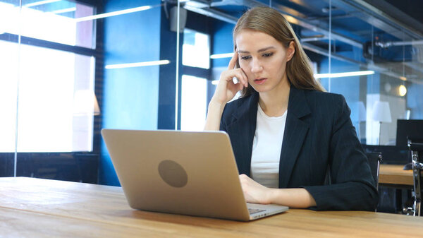 Женщина, мыслящая, брейнштурмующая
