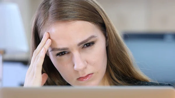 Mujer cansada en el trabajo, dolor de cabeza — Foto de Stock