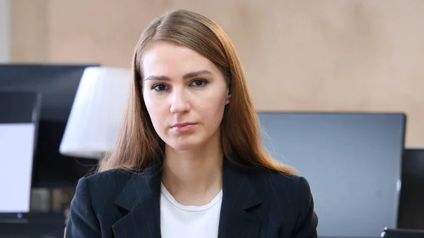 Portret van boos triest vrouw in Office — Stockfoto