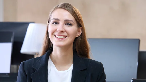 Lächelnde Frau im Amt, schön — Stockfoto