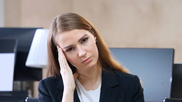 Dolor de cabeza, mujer tensa trastornada en la oficina — Foto de Stock