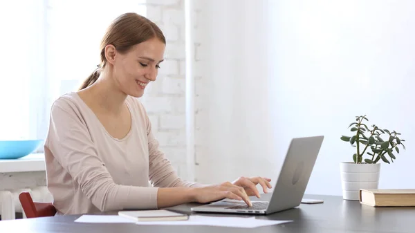 Felice sorridente bella donna che lavora sul computer portatile in ufficio — Foto Stock