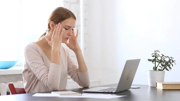 Dolor de cabeza, Mujer hermosa con dolor en la cabeza, presión arterial alta — Foto de Stock