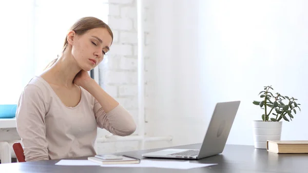 Mujer hermosa, cansada en la oficina — Foto de Stock