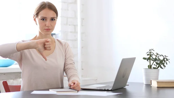 Pollici giù gesti da donna creativa, ufficio — Foto Stock