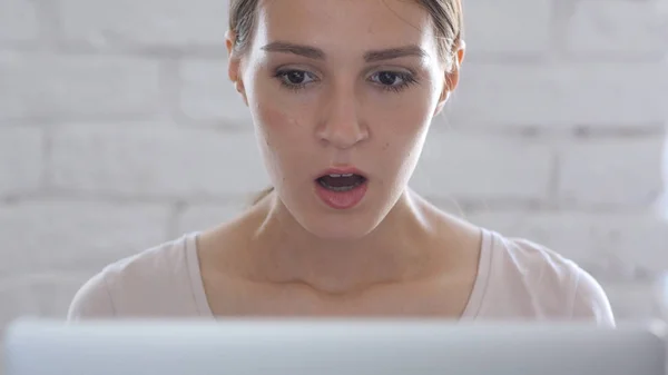 Choque, mujer creativa sorprendida que trabaja en el ordenador portátil — Foto de Stock