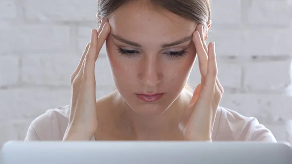 Dolor de cabeza, estrés emocional para la mujer diseñadora creativa — Foto de Stock