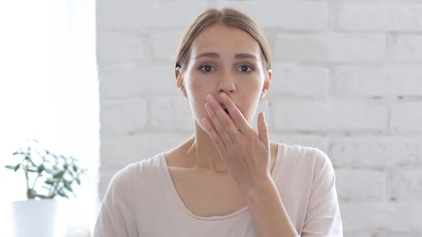 Mujer deprimida en shock, fondo blanco —  Fotos de Stock