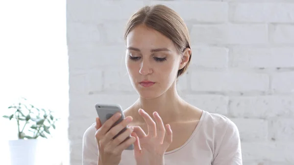 Beautiful Woman Browsing Smartphone, Using Internet — Stock Photo, Image