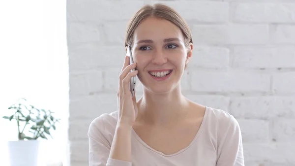 Negotiating  Woman on Smartphone, Talking  on Mobile Phone — Stock Photo, Image