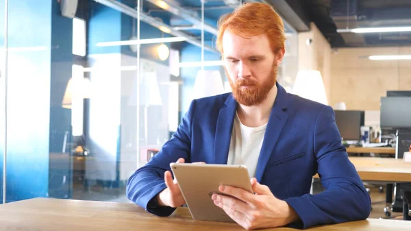 Man met Tablet in Office, rode haren — Stockfoto