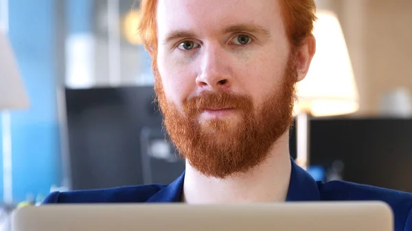 Regardant vers la caméra, Homme travaillant dans le bureau — Photo