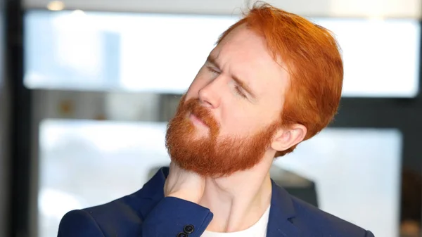 Zmęczony biznesmen z rude włosy, broda — Zdjęcie stockowe