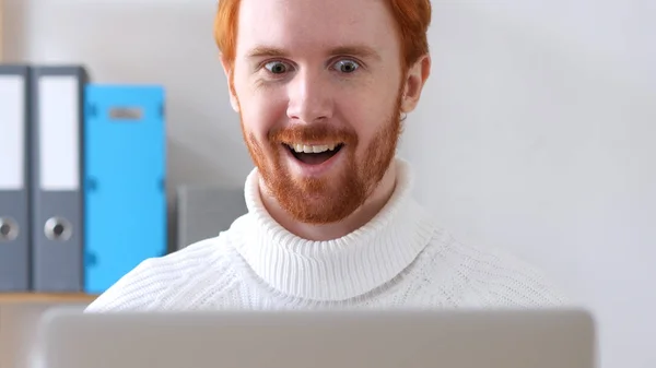 Hämmästynyt mies shokissa, positiivinen yllätys miehelle, jolla on punaiset hiukset ja parta — kuvapankkivalokuva