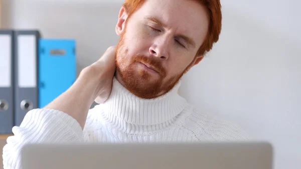 Close-up van Man met rode haren ontspannen op het werk — Stockfoto