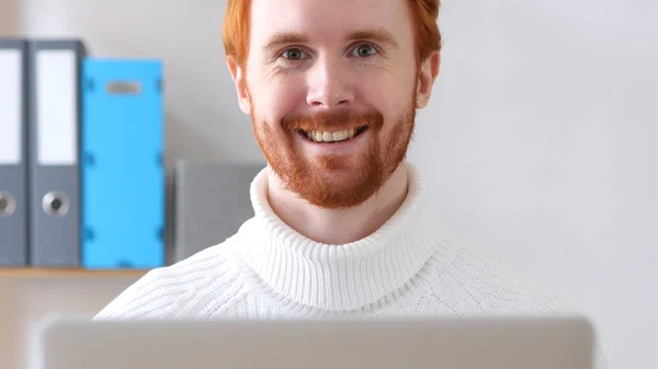 Primer plano del hombre con el pelo rojo sonriendo en el trabajo — Foto de Stock