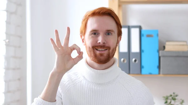 Okay Gesto de Hombre Guapo con Cabellos Rojos — Foto de Stock