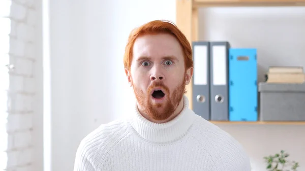 Shocked Man with Red Hairs at Work, Amazed by Surprise — Stock Photo, Image