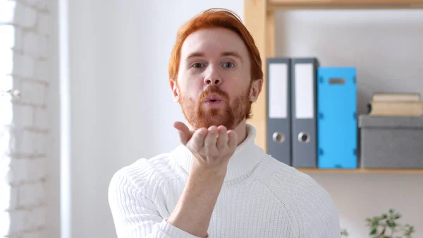 Flying Kiss by Hands, Giovane con i capelli rossi — Foto Stock