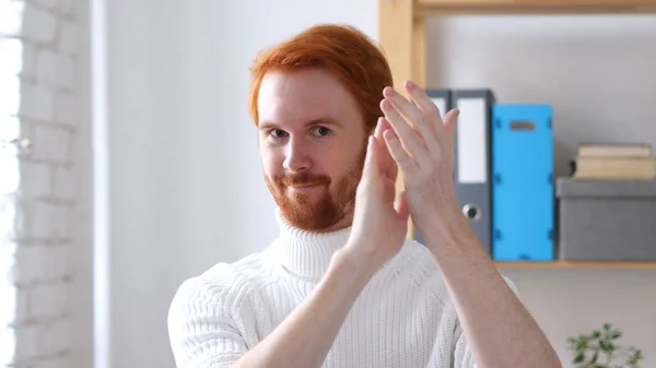 Aplausos, batendo palmas homem com cabelos vermelhos — Fotografia de Stock