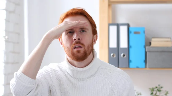 Wyszukiwanie: Znajdowanie gest przez człowieka z czerwone włosy — Zdjęcie stockowe