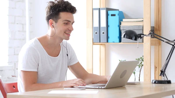 Laptop, Online görüntülü sohbet yakışıklı yaratıcı adam tarafından meşgul — Stok fotoğraf