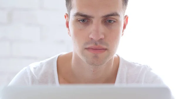 Front zbliżenie kreatywnych mężczyzna pracujący na laptopie — Zdjęcie stockowe