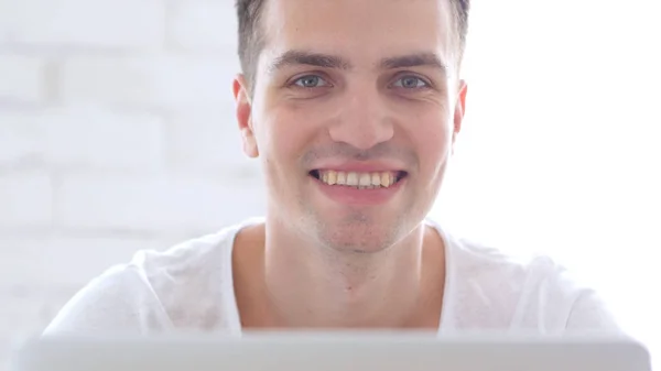 Primer plano del hombre guapo sonriendo en el trabajo —  Fotos de Stock