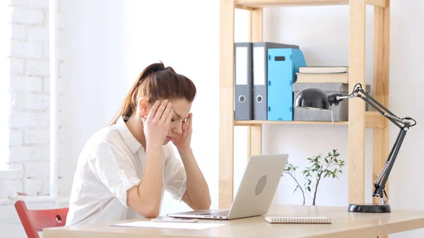Mulher frustrada e tensa com dor de cabeça — Fotografia de Stock