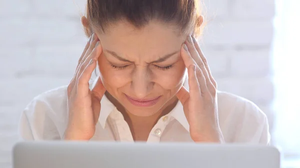 Dolor de cabeza, Mujer frustrada, Acercamiento — Foto de Stock