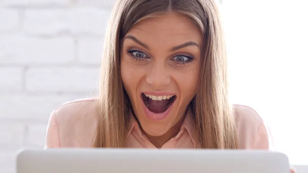 Felice donna eccitata che lavora sul computer portatile in ufficio, Primo piano — Foto Stock