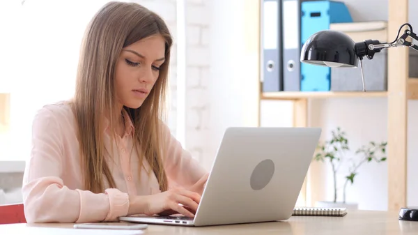 Mujer creativa trabajando en el ordenador portátil en la oficina —  Fotos de Stock