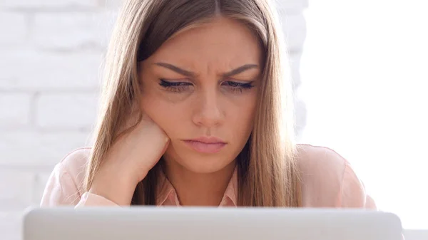 Втомлена спляча жінка дивиться на ноутбук, читання онлайн в офісі — стокове фото