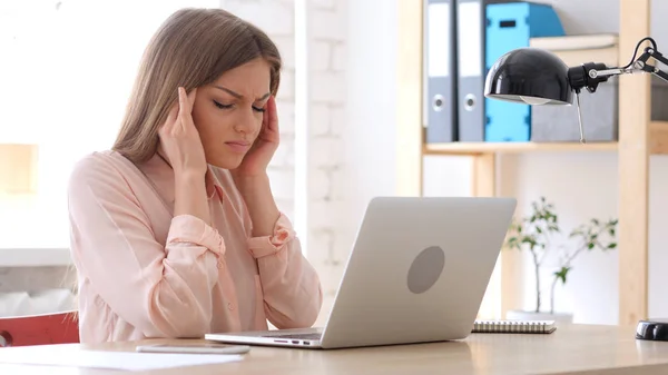 Bóle głowy, stres w pracy — Zdjęcie stockowe