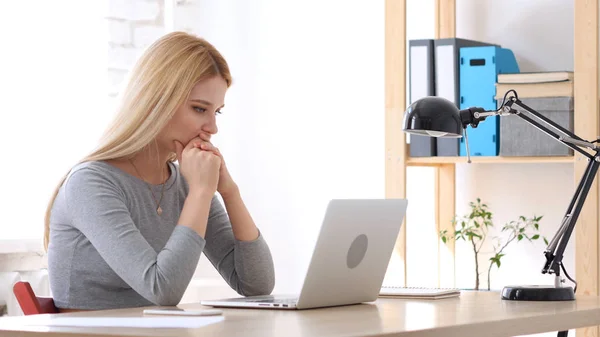 Reaktion auf Online-Verlust bei der Arbeit am Laptop — Stockfoto