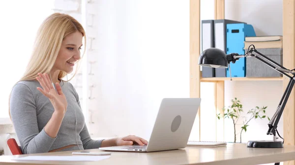 Video-Chat einer jungen Frau auf Laptop im Kreativbüro — Stockfoto