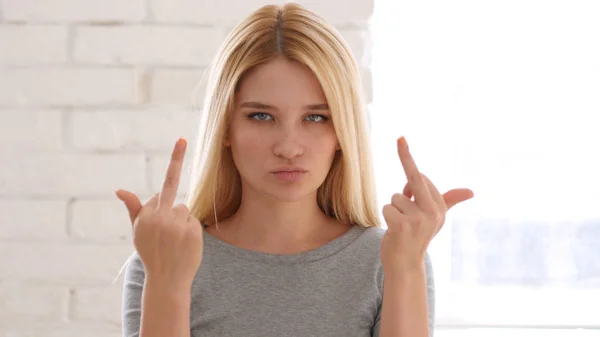Portrett av unge kvinner som viser midtre finger i sinne – stockfoto