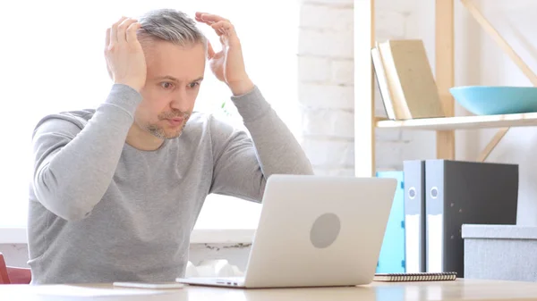 Défaillance et bouleversement par la perte, Homme du Moyen Age travaillant sur ordinateur portable — Photo