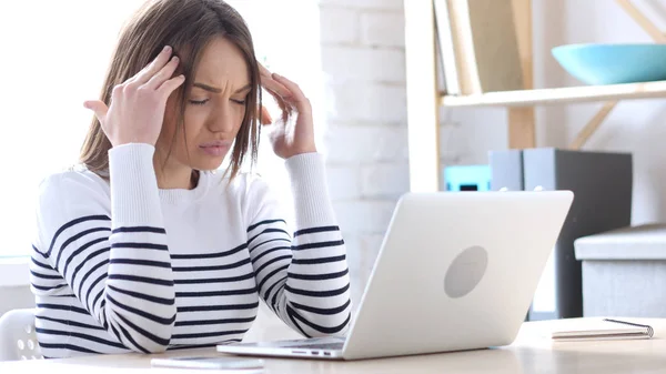 Frustrovaný krásná mladá žena, pracující na Laptop — Stock fotografie
