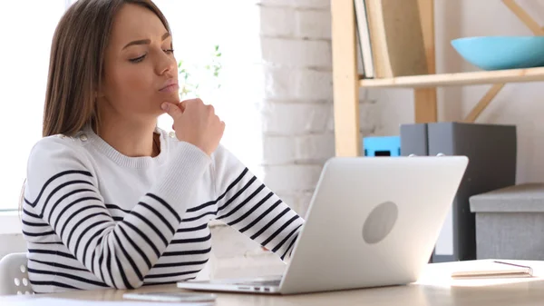 Bella donna che lavora sul computer portatile, pensare e pianificare — Foto Stock