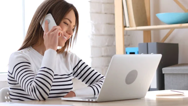 Schöne Frau telefoniert bei der Arbeit — Stockfoto