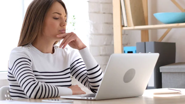 Schöne Frau macht neuen Plan für die Arbeit, Denken — Stockfoto