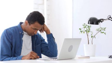 Uyuyan yaratıcı Afro-Amerikan adam ofisinde