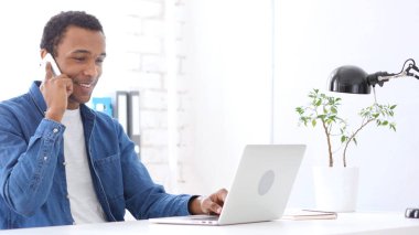 Afro-Amerikan Smartphone üzerinde tartışırken telefonda konuşan adam