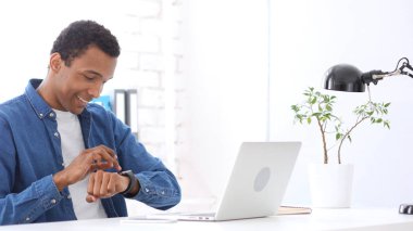 Smartwatch, Afro-Amerikan adam tarama kullanarak