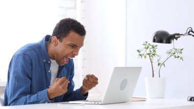 Bağırıyor ve çığlık öfkeyle Afro-Amerikan adam