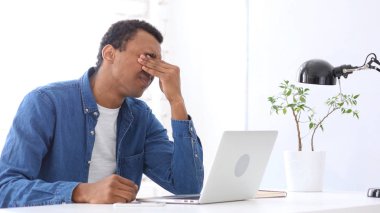 İş, iş yükü Afro-Amerikan adam yorgun