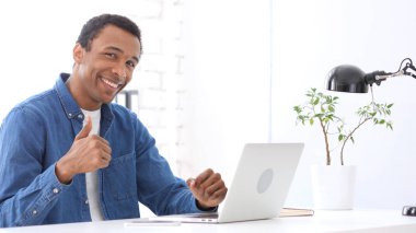 Başparmak yukarıya yaratıcı Afro-Amerikan adam tarafından